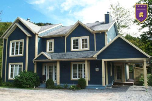 Exterior view, Chalets Alpins - 11 Chemin des Skieurs in Stoneham (QC)