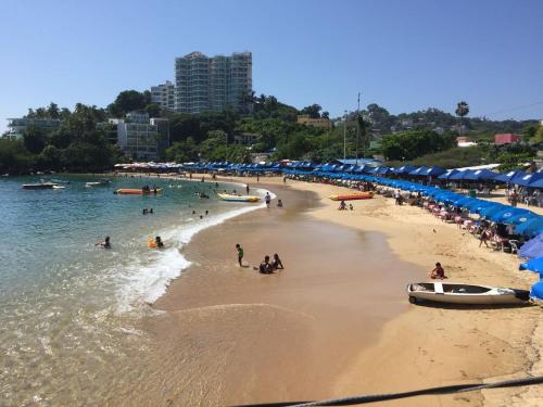 Hotels near Mercado de Artesanías La Caletilla, Acapulco