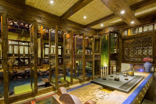 Общ салон/телевизионна зона, China Old Story Inns Lijiang Garden in Лиджанг