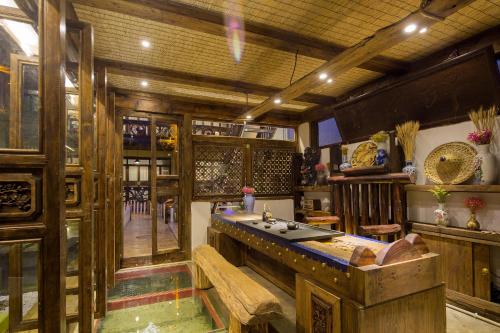 Общ салон/телевизионна зона, China Old Story Inns Lijiang Garden in Лиджанг