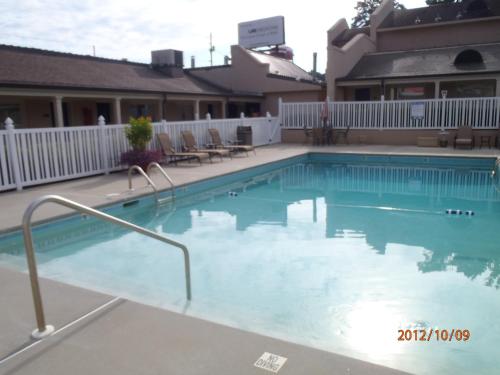 Swimming pool, Days Inn by Wyndham Alexander City in Alexander City (AL)