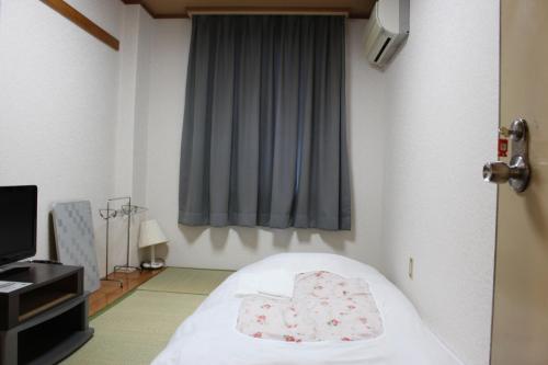 Japanese-Style Single Room with Shared Bathroom