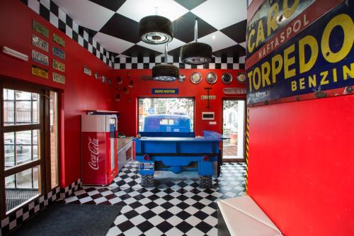 Retro hotel Garage in Martinov