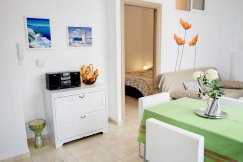 Thelma's Apartment, Athens (photo 9)