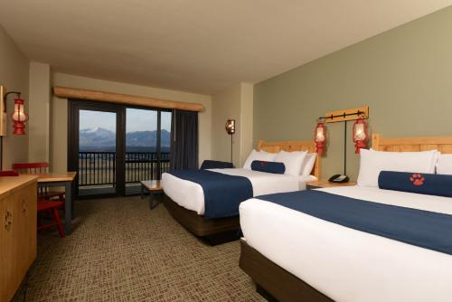 Deluxe Queen Suite with Mountain View