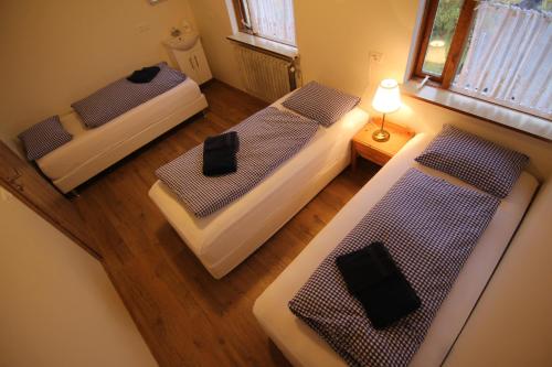 3 twin beds