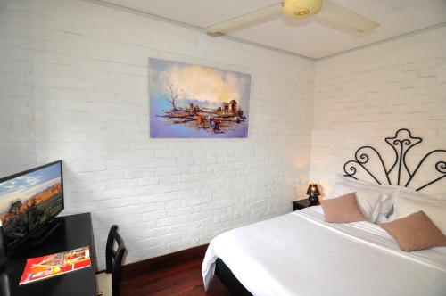 Small Double Room image 3