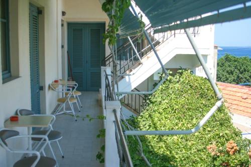 Erkély/terasz, George Apartments in Tilos