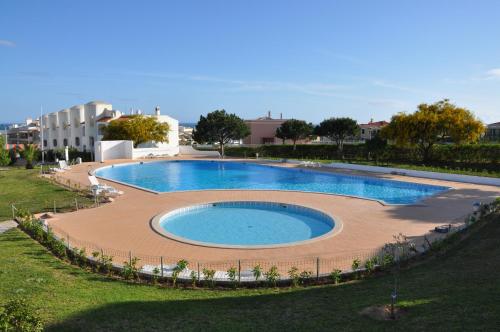  Apt com piscina em Alporchinhos in Lagoa