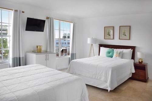 Deluxe Double Room with Two Queen Beds image 7