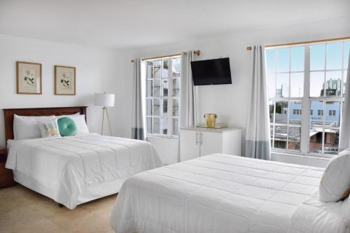 Deluxe Double Room with Two Queen Beds image 4