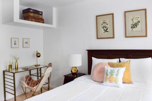 Deluxe Double Room with One Queen Bed image 8