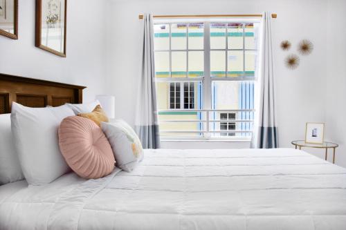 Deluxe Double Room with One Queen Bed image 9