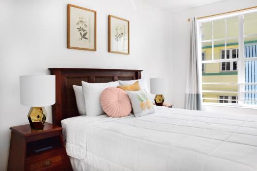 Deluxe Double Room with One Queen Bed image 4