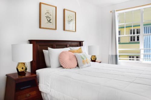 Deluxe Double Room with One Queen Bed image 3