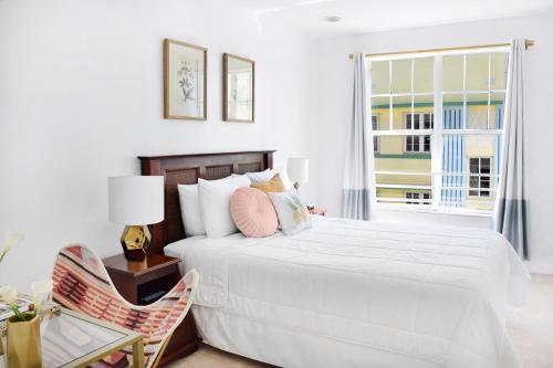 Deluxe Double Room with One Queen Bed room in Beach Park Hotel