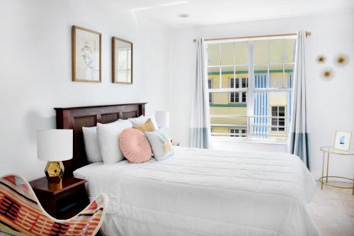 Deluxe Double Room with One Queen Bed image 1