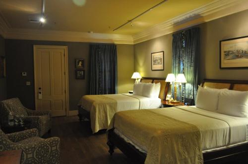 2 queen beds