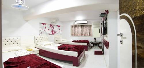 2 double beds, 1 twin bed
