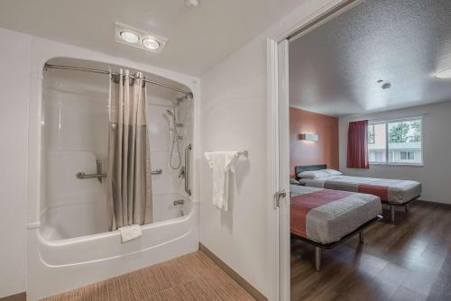 Motel 6-Fallon, NV Motel 6 Fallon is perfectly located for both business and leisure guests in Fallon (NV). The hotel offers guests a range of services and amenities designed to provide comfort and convenience. Service-