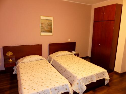 1 double bed, 2 twin beds