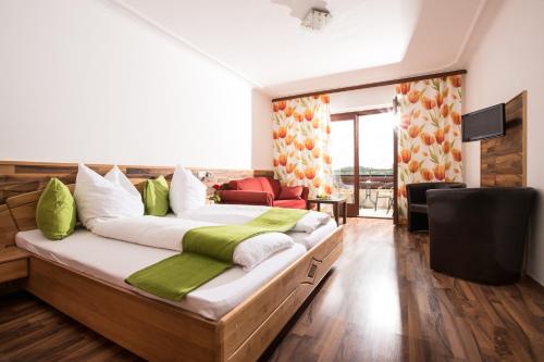 1 king bed, 1 sofa bed