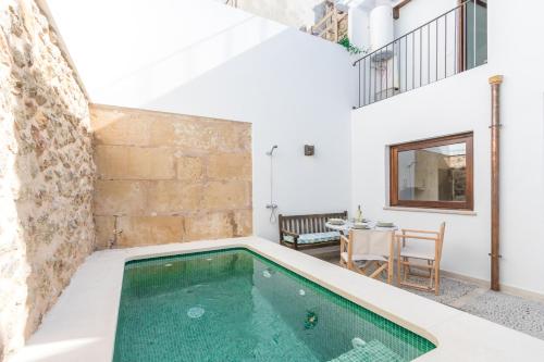  Townhouse on the rocks By homevillas360, Pension in Pollença