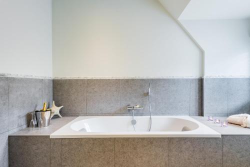 Pezsgőfürdő, B&B visavis in De Haan