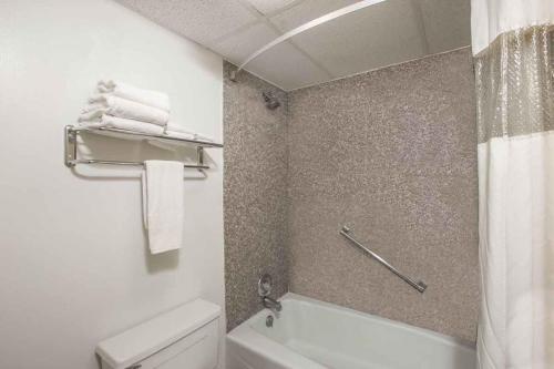 Travelodge by Wyndham Great Bend - image 4