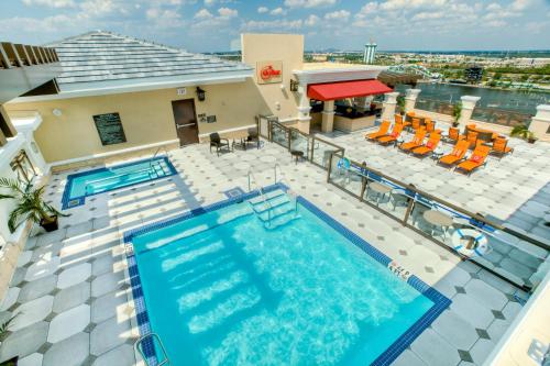 One Bedroom King Suite - Club Level Access (No Resort Fee)