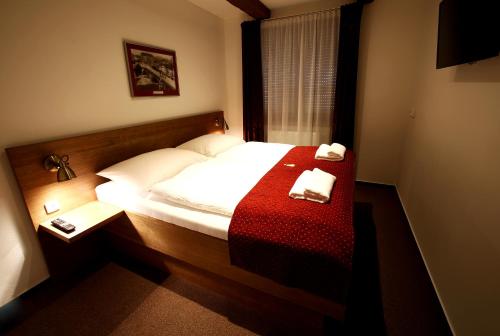 3 bedrooms, 5 beds