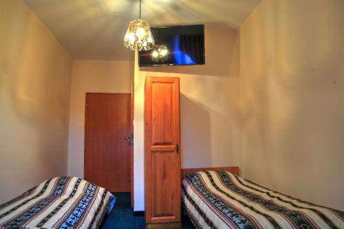 4 twin beds