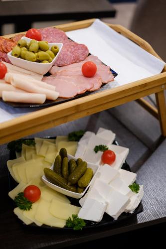 Ételek és italok, Airport Hotel Garni in Surčin
