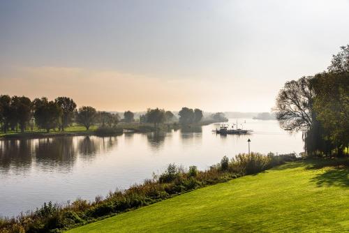  Vakantie aan de Maas, Pension in Broekhuizen