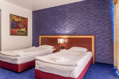 1 king bed, 2 twin beds