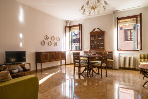 Rialto Bridge Big apt with Lift by LionHost, Benátky