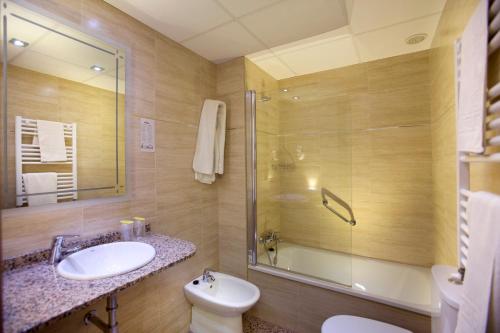 ห้องน้ำ, Hotel Marivella in คาลาตายัด