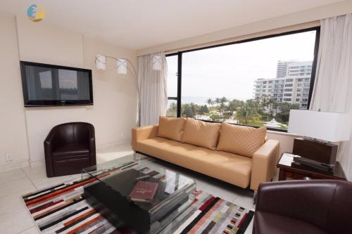 Deluxe Beach Resort - HORA RENTALS - image 4