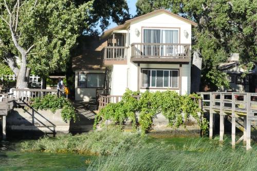 Exterior view, By the Lake in Clearlake (CA)