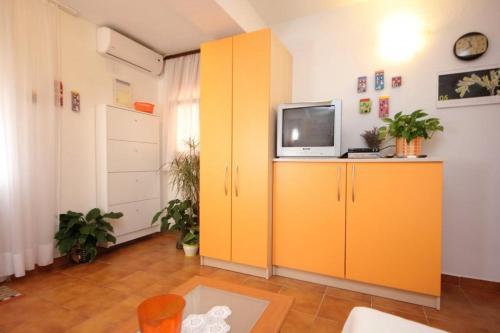 Apartments with a parking space Makarska - 8817