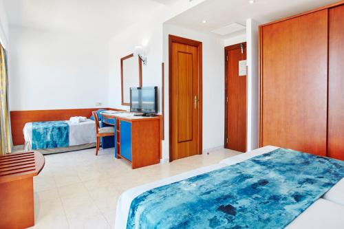 Universal Hotel Romantica Ideally located in the prime touristic area of Colonia Sant Jordi, Universal Hotel Romantica promises a relaxing and wonderful visit. Featuring a complete list of amenities, guests will find their sta