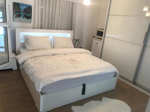 Charming Unit with Pool and Great Amenities Tel Aviv