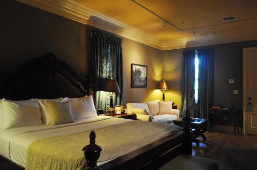 1 king bed, 1 sofa bed