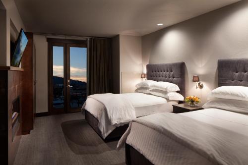 2 queen beds