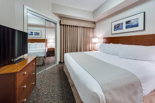 Heritage Inn & Suites - Brooks - 샤워실
