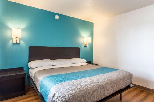 Motel 6-Blythe, CA Set in a prime location of Blythe (CA), Motel 6 Blythe puts everything the city has to offer just outside your doorstep. The hotel offers guests a range of services and amenities designed to provide c