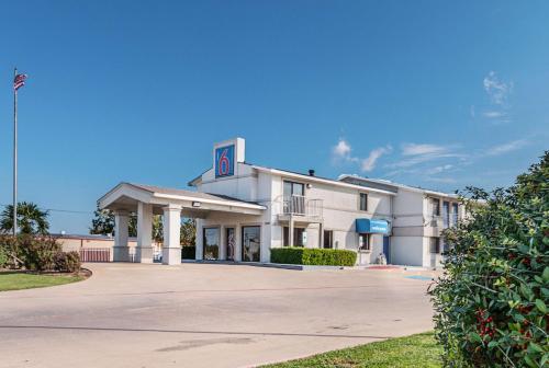Entrance, Motel 6-Lancaster, TX - DeSoto - Lancaster in Desoto