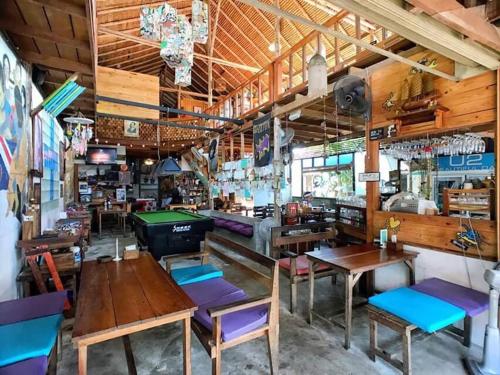Cafe del sunshine Cafe del sunshine is perfectly located for both business and leisure guests in Koh Chang. The property features a wide range of facilities to make your stay a pleasant experience. Service-minded staff