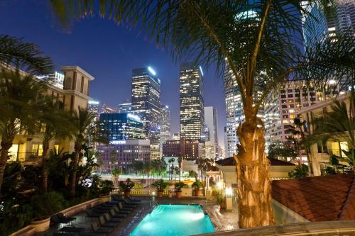 

New Luxury DT LA Apt- Pool, Gym, Staple center