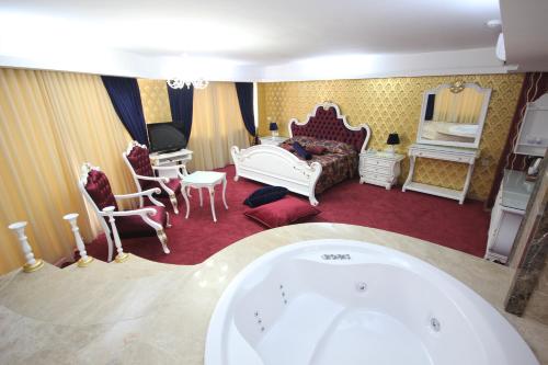 Grand Corner Hotel - Boutique Class - Tap to explore photos